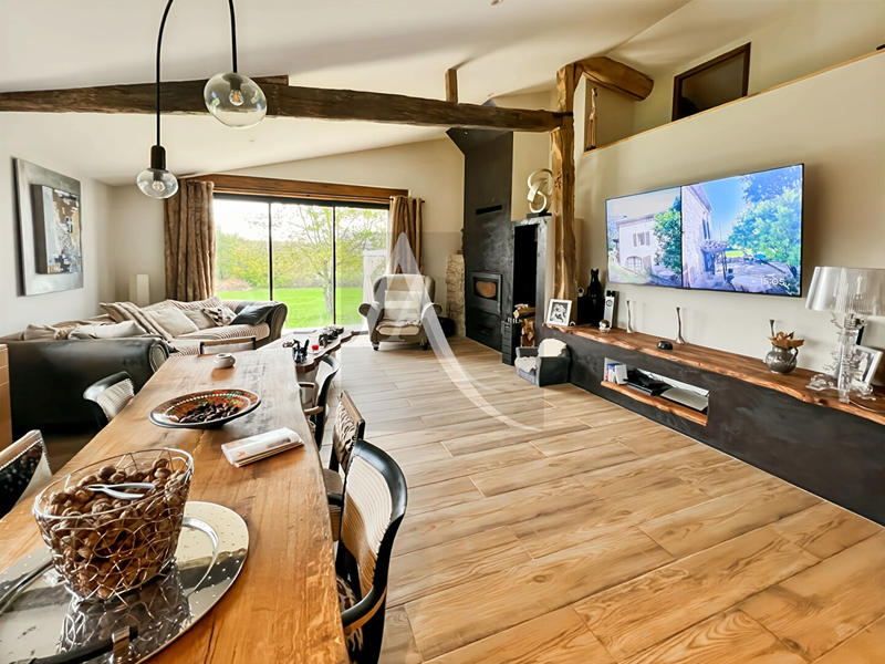 Maison - 230 m² - 8 pièces