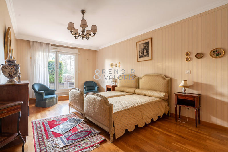 Appartement - 240 m² - 7 pièces