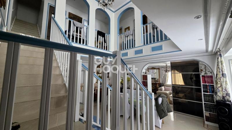 Maison - 275 m² - 12 pièces