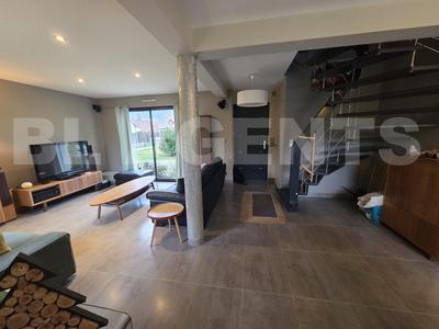 Maison - 180 m² - 9 pièces