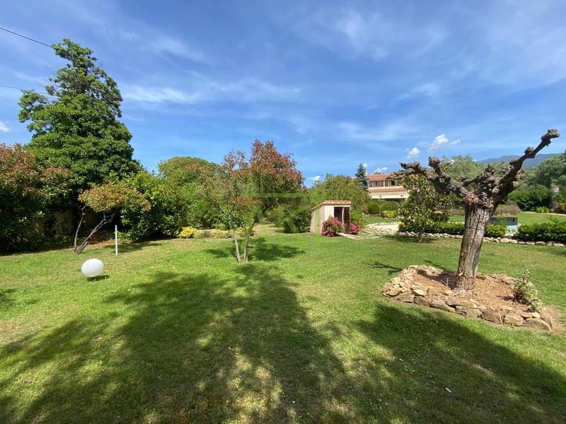 Maison traditionnelle - 313 m² - 11 pièces