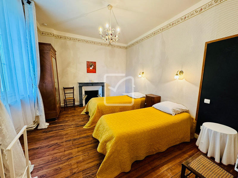 Propriété - 537 m² - 18 pièces