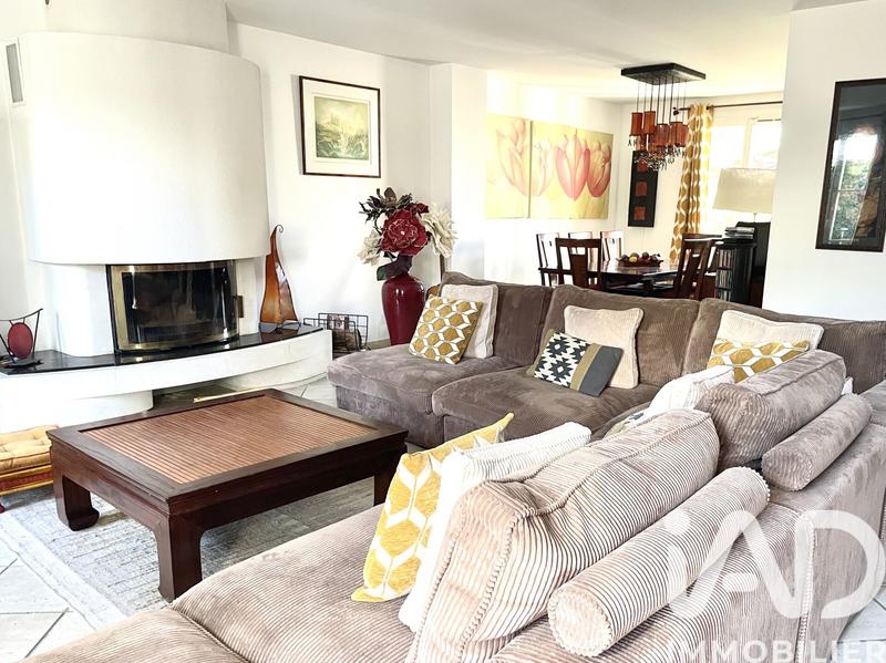 Maison - 238 m² - 9 pièces