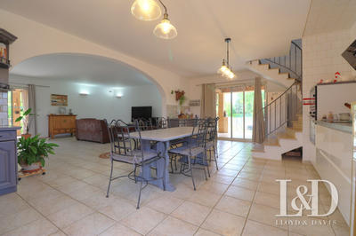 Maison - 239 m² - 8 pièces