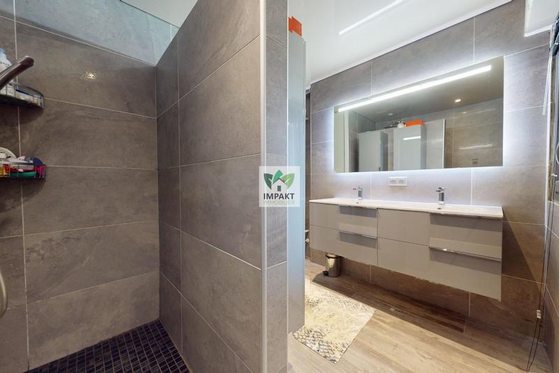 Maison - 300 m² - 11 pièces