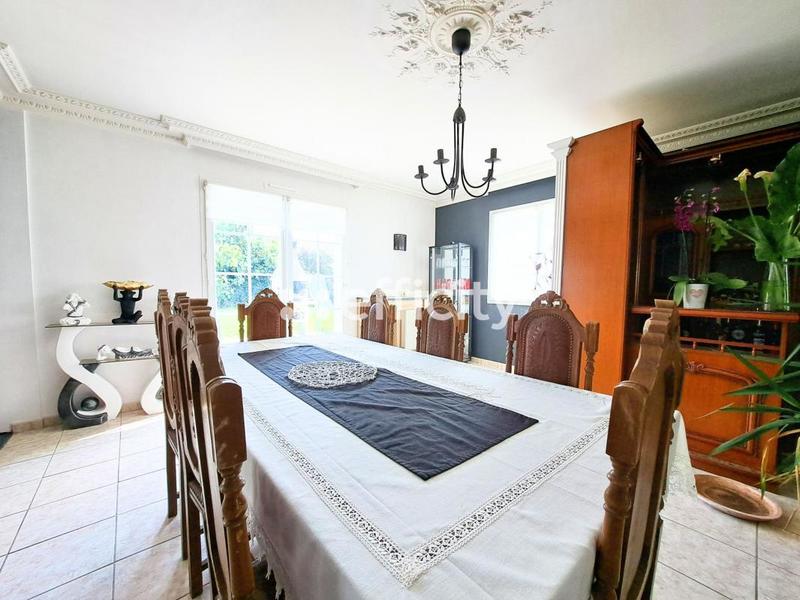 Maison - 230 m² - 8 pièces