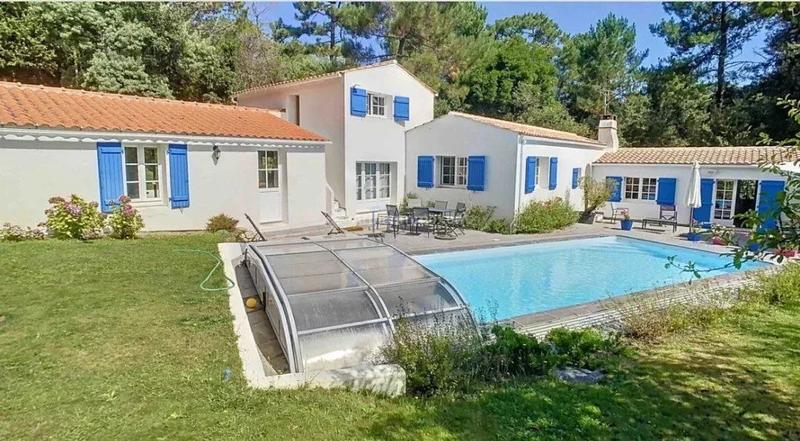 Maison - 1 920 m² - 10 pièces