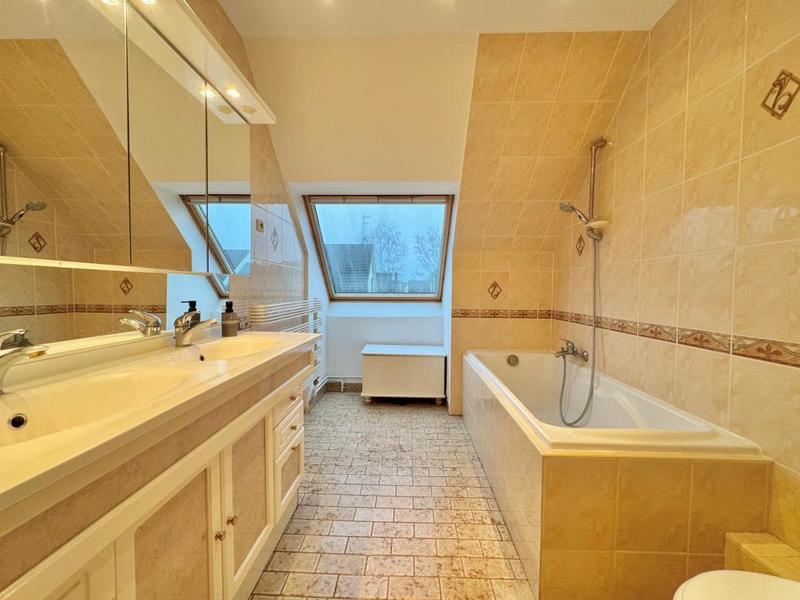 Maison - 220 m² - 6 pièces