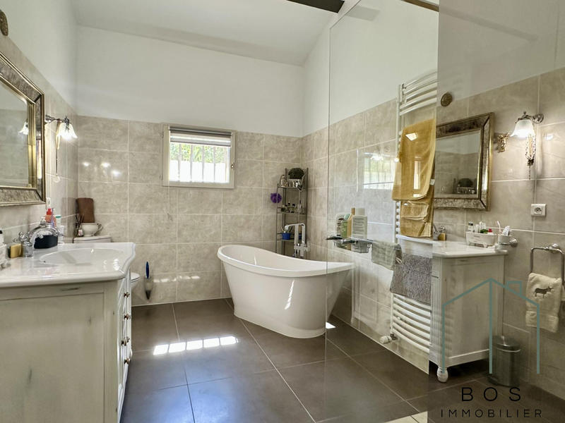 Villa - 297 m² - 6 pièces