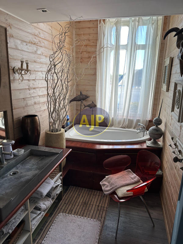 Maison - 262 m² - 6 pièces