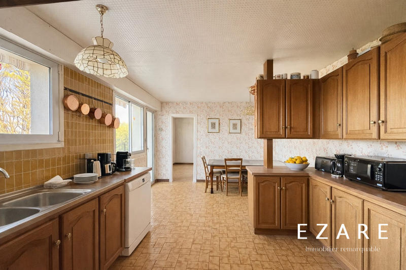 Maison - 221 m² - 8 pièces