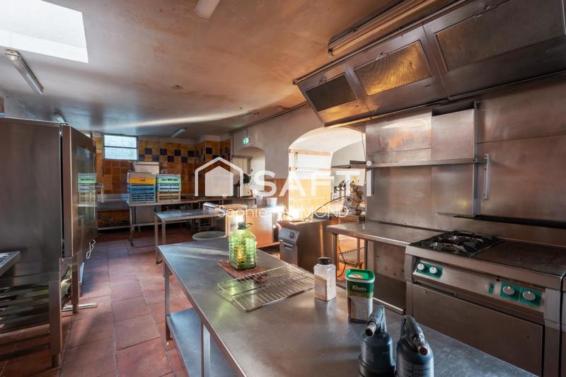 Local commercial - 1 074 m² - 30 pièces