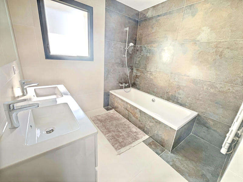 Villa - 215 m² - 9 pièces