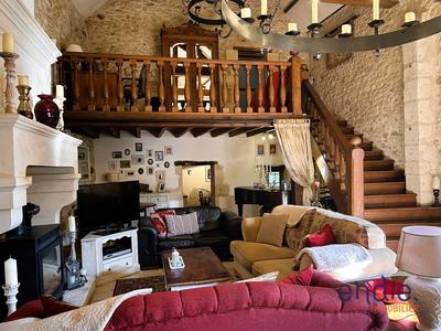 Maison - 385 m² - 11 pièces