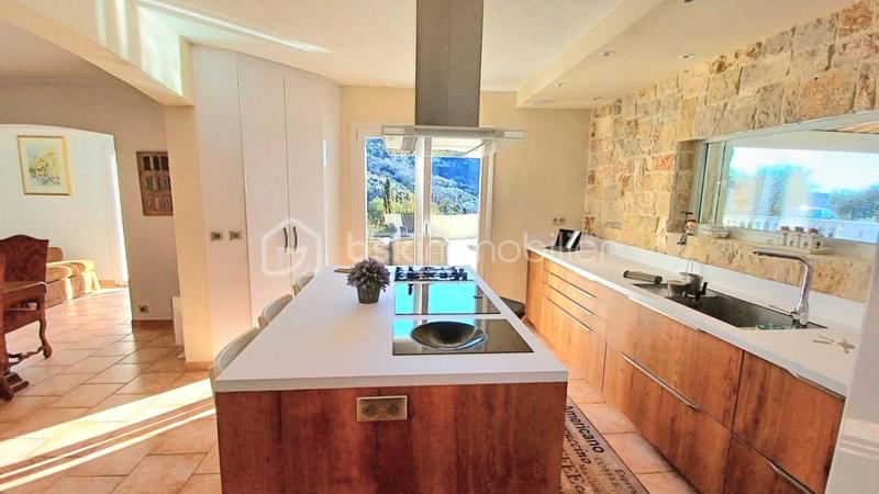 Propriété - 240 m² - 6 pièces