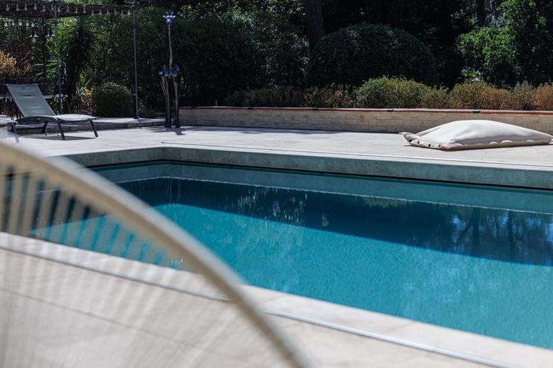 Propriété - 417 m² - 6 pièces