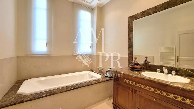 Villa - 350 m² - 8 pièces