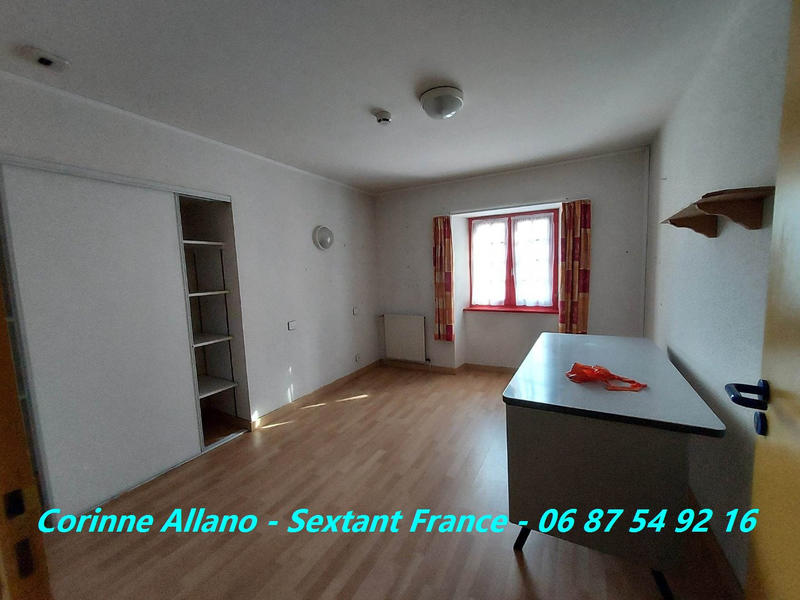 Maison - 1 528 m² - 40 pièces