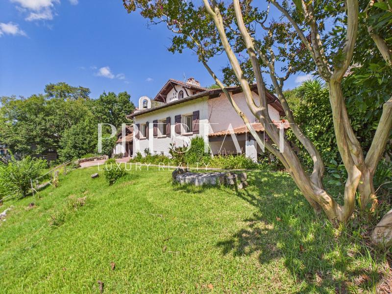 Maison - 256 m² - 12 pièces