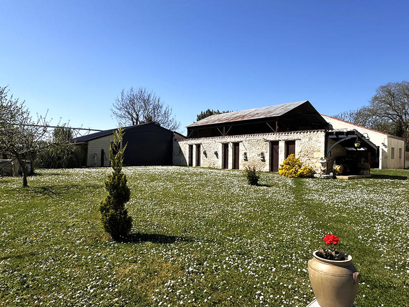 Maison - 470 m² - 6 pièces