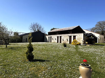 Maison - 470 m² - 6 pièces