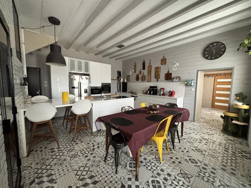 Maison - 220 m² - 8 pièces