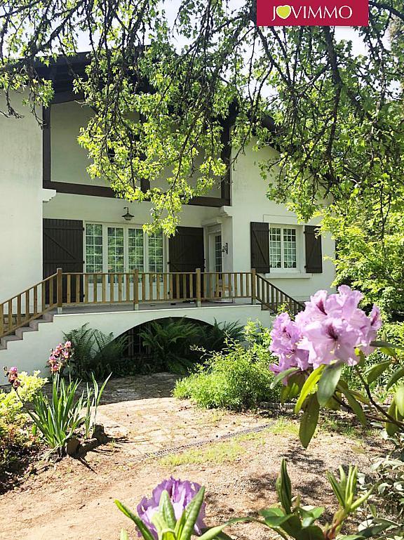 Maison - 332 m² - 10 pièces