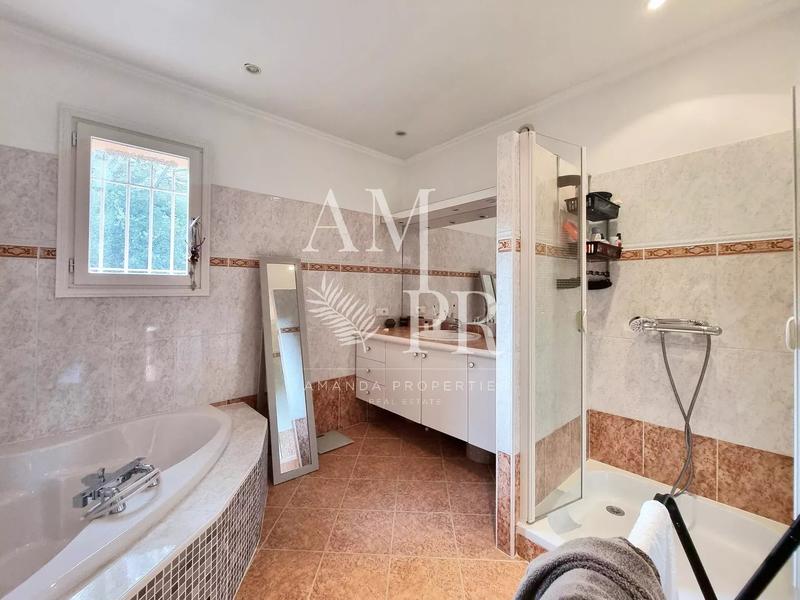 Villa - 215 m² - 8 pièces