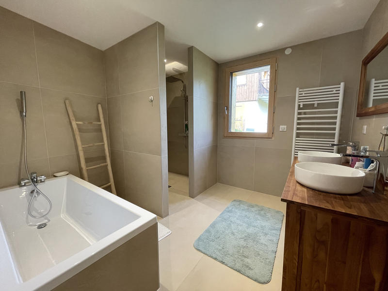 Maison - 241 m² - 8 pièces