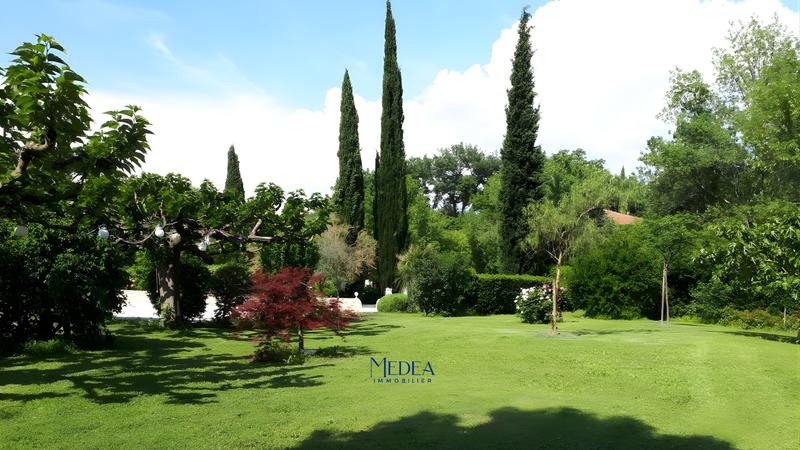 Propriété - 234 m² - 7 pièces