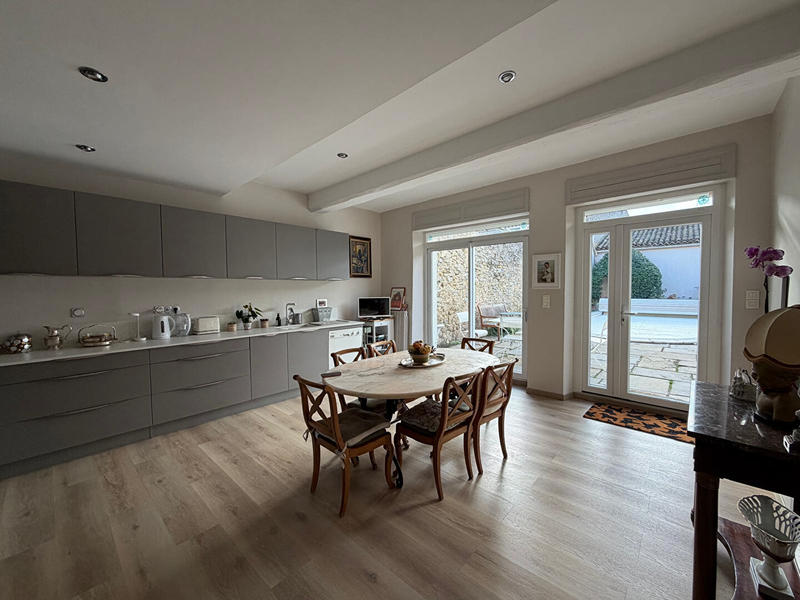 Maison - 340 m² - 8 pièces