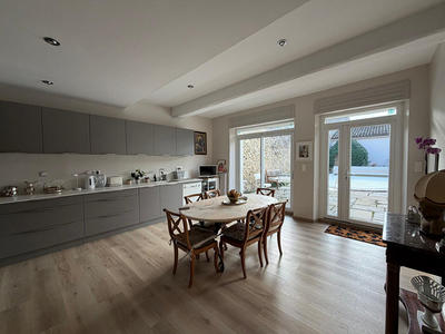 Maison - 340 m² - 8 pièces