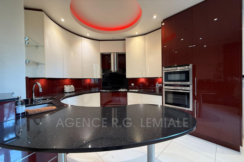 Maison - 937 m² - 15 pièces