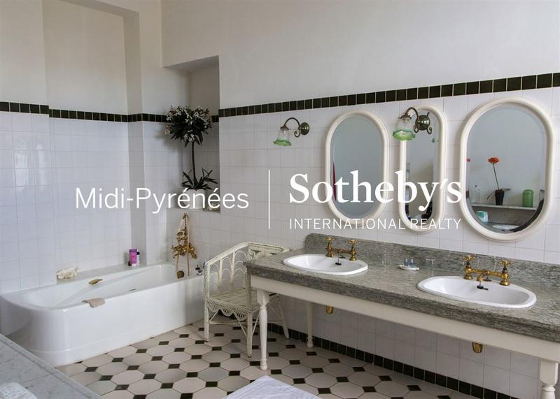 Maison - 1 200 m² - 12 pièces