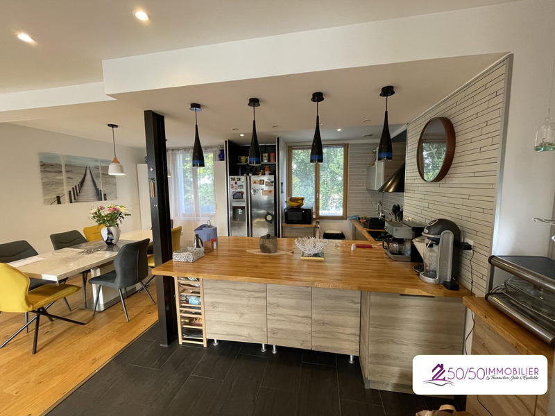 Maison - 252 m² - 9 pièces