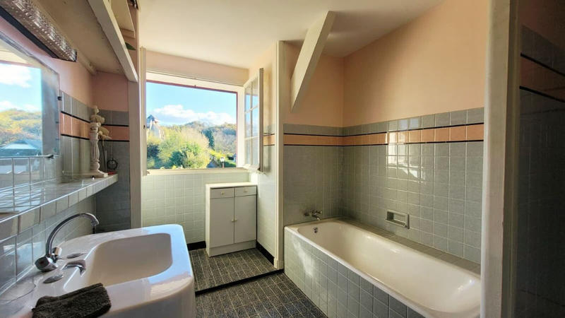 Maison - 220 m² - 7 pièces