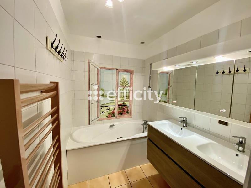 Maison - 210 m² - 11 pièces