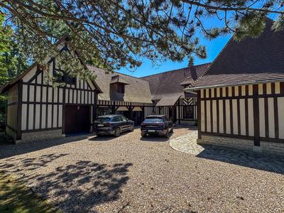 Maison - 238 m² - 9 pièces