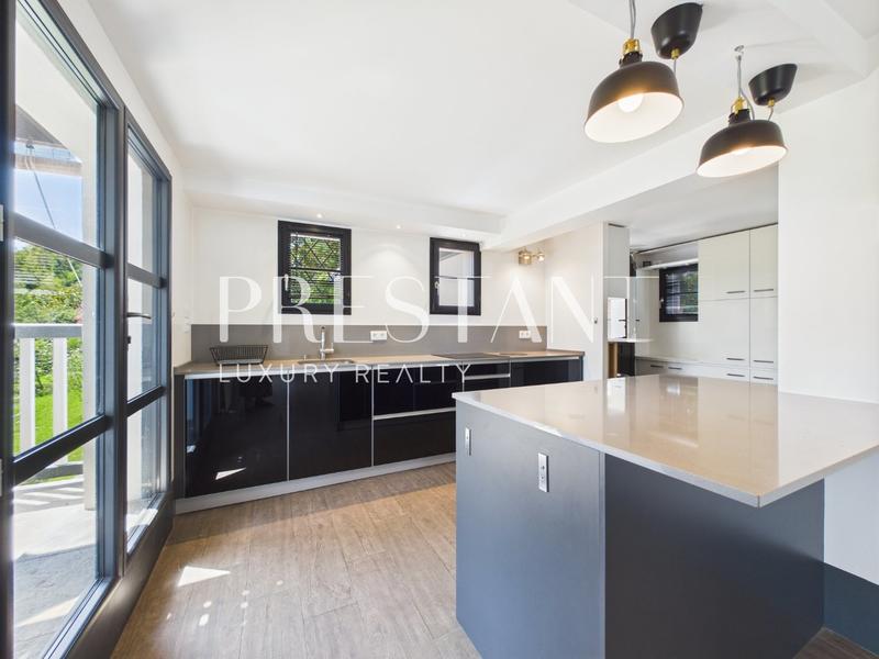 Maison - 200 m² - 9 pièces