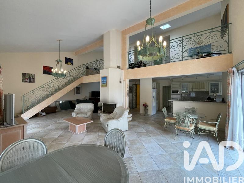 Maison - 240 m² - 9 pièces