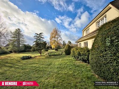 Maison - 240 m² - 8 pièces