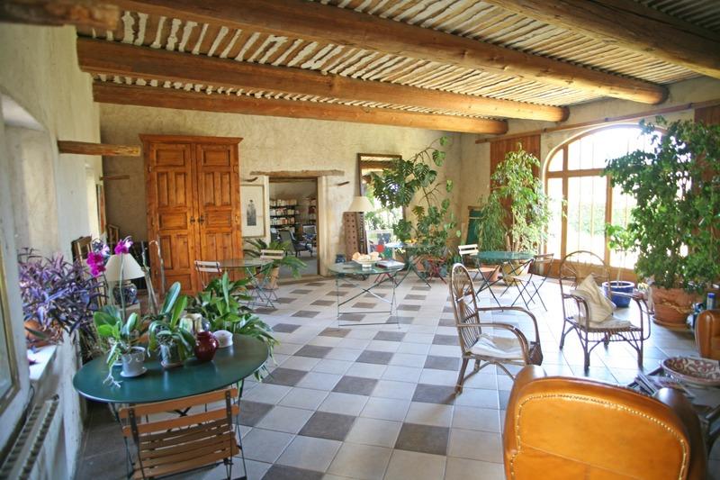 Propriété - 1 000 m² - 20 pièces