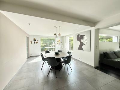 Maison - 180 m² - 6 pièces