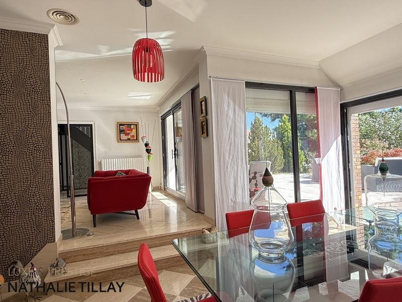 Maison - 284 m² - 9 pièces