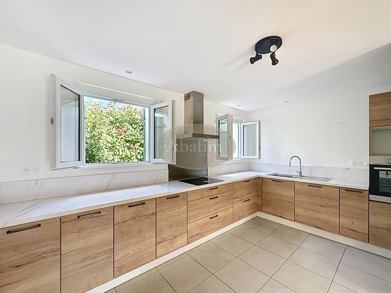 Maison - 90 m² - 5 pièces