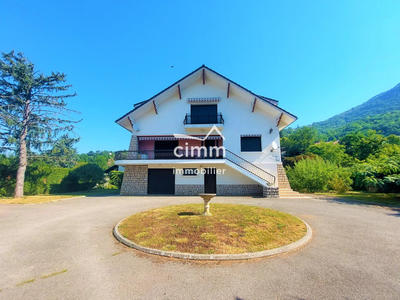 Maison - 285 m² - 8 pièces