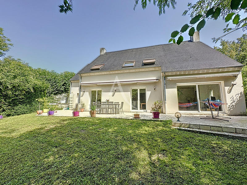 Maison - 240 m² - 8 pièces