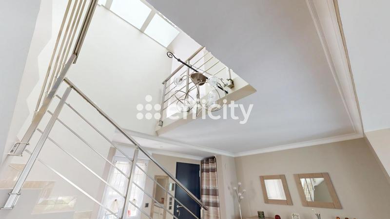 Maison - 235 m² - 6 pièces