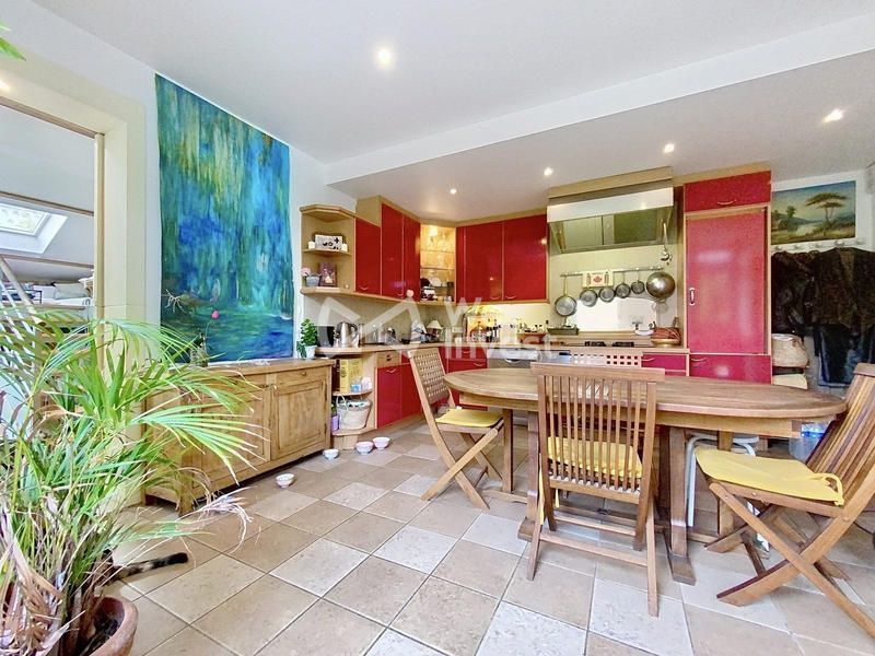 Maison - 247 m² - 11 pièces