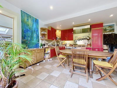 Maison - 247 m² - 11 pièces